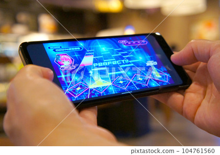 人們在咖啡館玩智能手機遊戲 人們在咖啡館玩智能手機遊戲 104761560