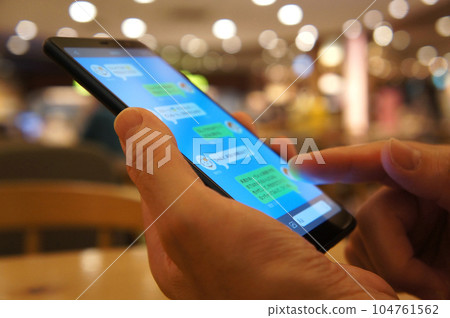 在咖啡廳用智能手機查看 SNS 在咖啡廳用智能手機查看 SNS 104761562