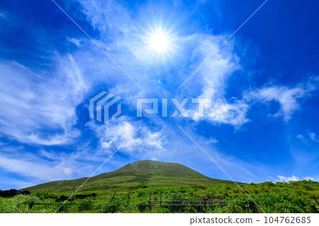 從阿索比平牧野觀照社看到的太陽和八丈山 104762685