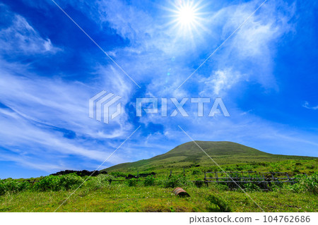 The sun and Mt. Hachijo seen from Asobidaira Makino Kanshosha The sun and Mt. Hachijo seen from Asobidaira Makino Kanshosha 104762686