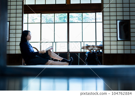 女高中生在日式房間裡悠閒地讀書 104762884