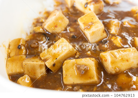 美味的麻婆蓋飯便當配麻婆豆腐 104762913