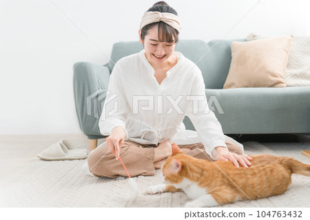 店主的女人用貓玩具和寵物貓玩耍（轉移會議/寵物店） 104763432