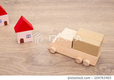 有行李和房子的卡車 104763465