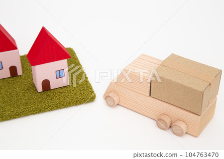 有行李和房子的卡車 有行李和房子的卡車 104763470