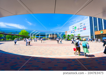 [兵庫縣] 八月，阪神甲子園站前的藍天和城市風光 104763473