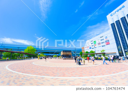[兵庫縣] 八月，阪神甲子園站前的藍天和城市風光 104763474