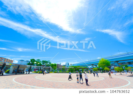 [Hyogo Prefecture] August, blue sky and city scenery in front of Hanshin Koshien Station 104763652