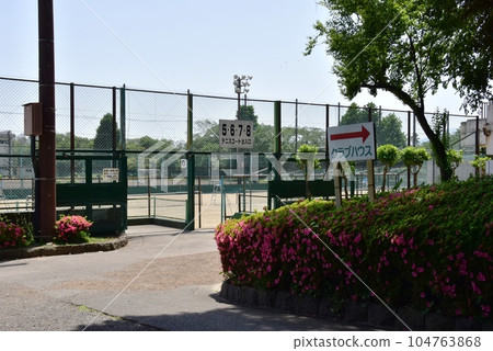 Sagamihara City Yokoyama Park tennis court entrance, walking path and fresh greenery Sagamihara City Yokoyama Park tennis court entrance, walking path and fresh greenery 104763868