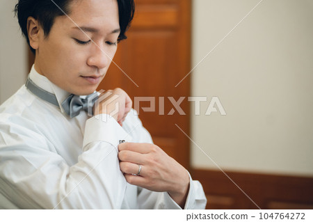 新郎/新郎（袖扣）在候診室/新娘房準備婚禮/儀式/招待會 104764272