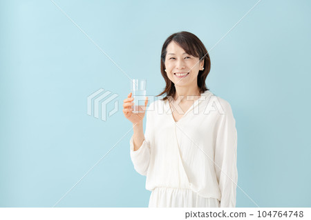 高級女人喝水 104764748