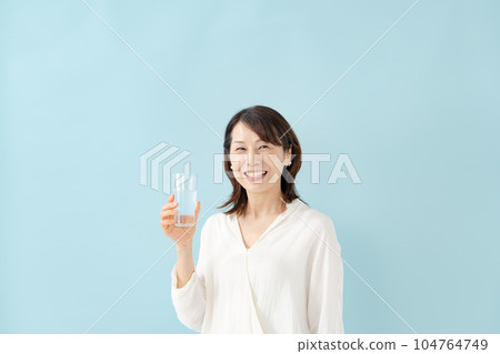 高級女人喝水 104764749