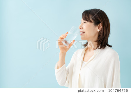 高級女人喝水 104764756