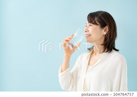 高級女人喝水 104764757