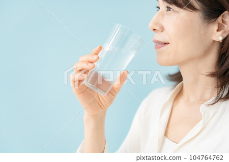 Senior woman drinking water 104764762