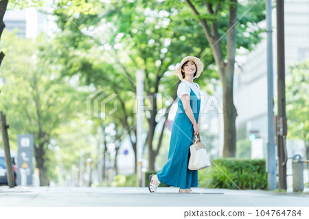 一個女人在城裡購物 一個女人享受購物 104764784