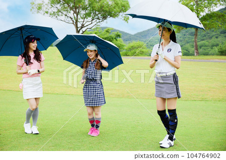 Women playing golf 104764902