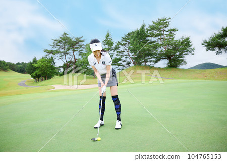 女子打高爾夫球 女子打高爾夫球 104765153