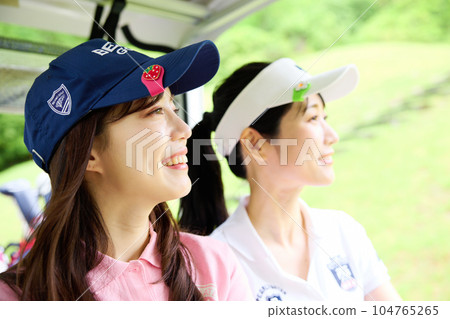 女子打高爾夫球 女子打高爾夫球 104765265