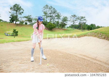 女子打高爾夫球 104765283