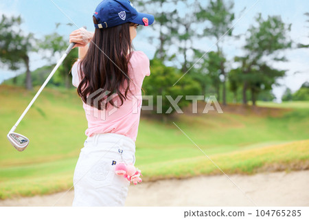 女子打高爾夫球 104765285