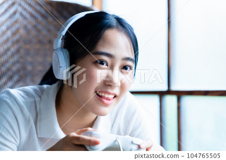 年輕女子玩遊戲 104765505