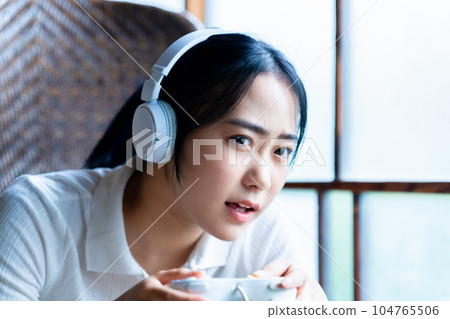 年輕女子玩遊戲 104765506