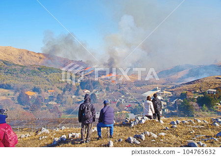 北九州市喀斯特高原平尾台的火山燃燒和遊客 104765632