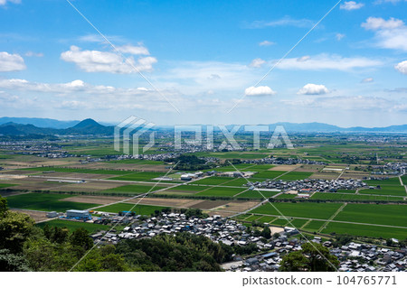 從八幡山山頂眺望三上山的夏日景色 104765771