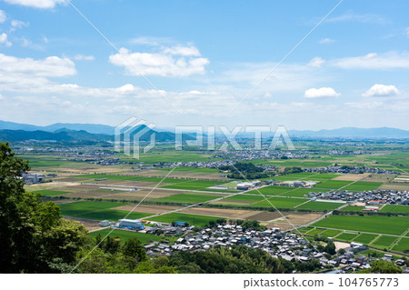 從八幡山山頂眺望三上山的夏日景色 104765773