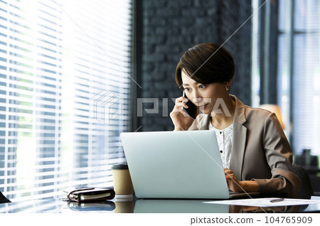 Female business computer smartphone phone call 104765909