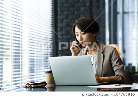 Female business computer smartphone phone call 104765910