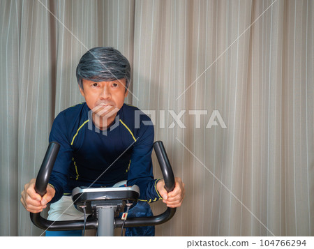 老年人在健身自行車（健身自行車）上訓練 104766294
