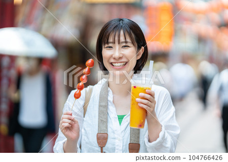 一名女子旅行 一名女子在唐人街觀光 104766426