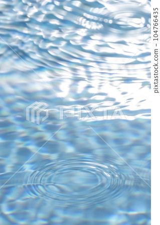 Ripples on the surface of the water 104766435