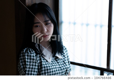 一位年輕女子在昭和復古房間裡放鬆，氣氛無聊 104766486
