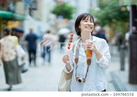 一個女人邊走邊吃 一個女人在旅行 一個女人在唐人街觀光 一個女人邊走邊吃 一個女人在旅行 一個女人在唐人街觀光 104766558