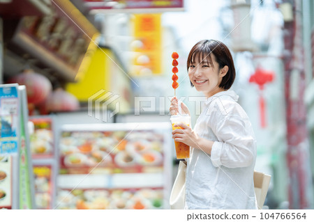 一個女人邊走邊吃 一個女人在旅行 一個女人在唐人街觀光 一個女人邊走邊吃 一個女人在旅行 一個女人在唐人街觀光 104766564