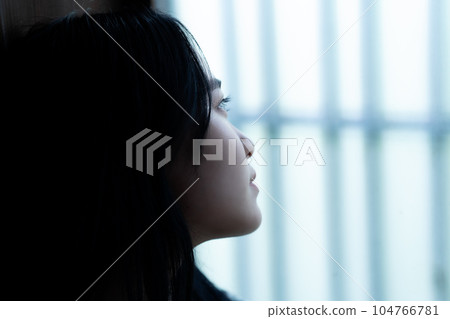 一個充滿倦怠氣氛的年輕女子的檔案 104766781