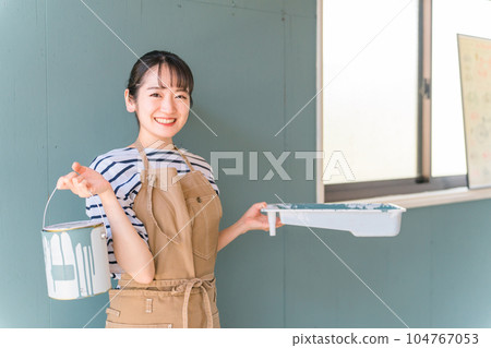 Japanese woman painting the wall (DIY) Japanese woman painting the wall (DIY) 104767053