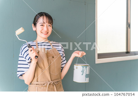 日本女人粉刷牆壁(自我裝修) 日本女人粉刷牆壁(自我裝修) 104767054