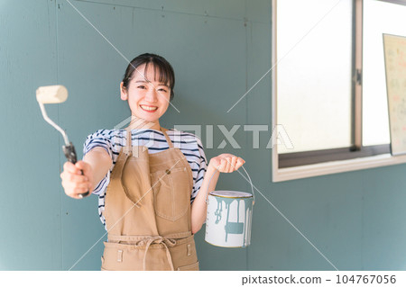 Japanese woman painting the wall (self-renovation) 104767056