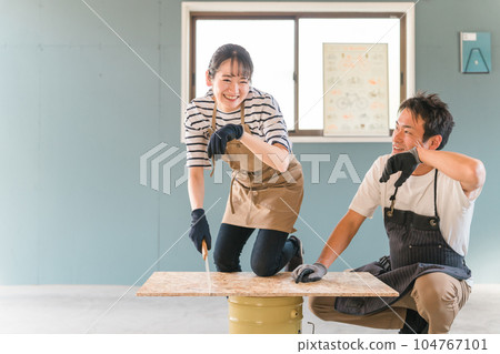 在家裡的倉庫裡用鋸子做東西的亞洲男人和女人（DIY/疲勞） 104767101