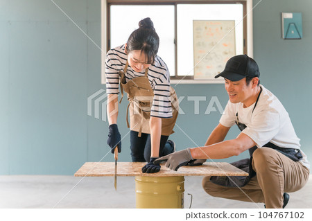 Asian men and women who cut wood with a saw in a house warehouse (DIY classroom, workshop, DIY, experience class) Asian men and women who cut wood with a saw in a house warehouse (DIY classroom, workshop, DIY, experience class) 104767102