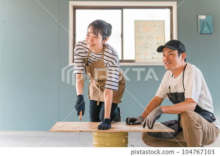 Asian men and women who cut wood with a saw in a house warehouse (DIY classroom, workshop, DIY, experience class) Asian men and women who cut wood with a saw in a house warehouse (DIY classroom, workshop, DIY, experience class) 104767103