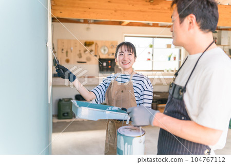 Back view of Japanese men and women painting walls (DIY, renovation, renovation) Back view of Japanese men and women painting walls (DIY, renovation, renovation) 104767112