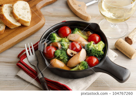 Ajillo with baguette and white wine 104767260