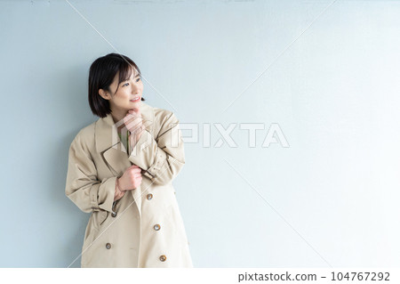 穿大衣的女人等待見面的女人一臉倦容的女人 穿大衣的女人等待見面的女人一臉倦容的女人 104767292