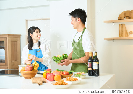 Men and women who cook Men and women who cook 104767848