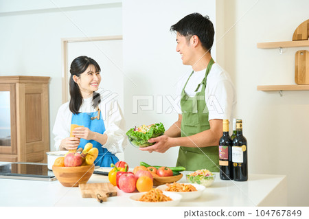 做飯的男人和女人 104767849